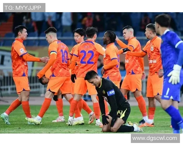 足球明星腿部受伤瞬间视频曝光引发球迷热议与担忧